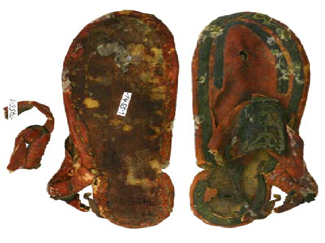 ÄMPB ÄM 20998. Left sandal in dorsal and ventral view and right sandal in ventral and dorsal view. Scale bar is 50 mm